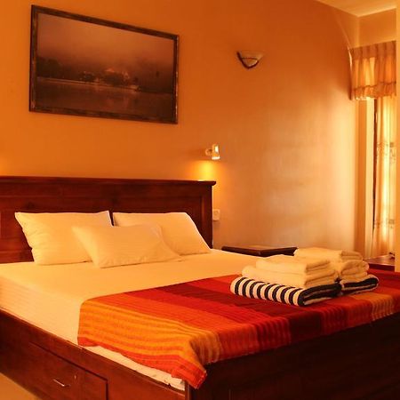 Janishi Residencies Hotel Negombo Quarto foto