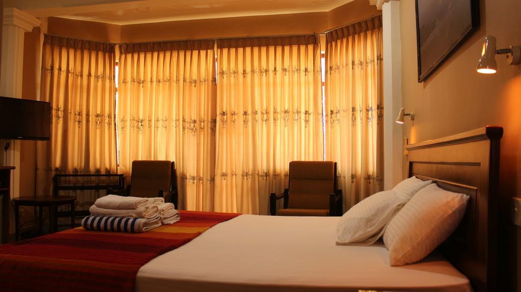 Janishi Residencies Hotel Negombo Quarto foto